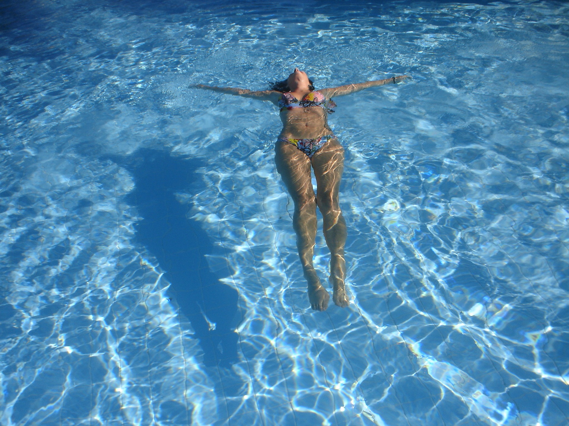 Женщина купает шикарную попу в домашнем бассейне